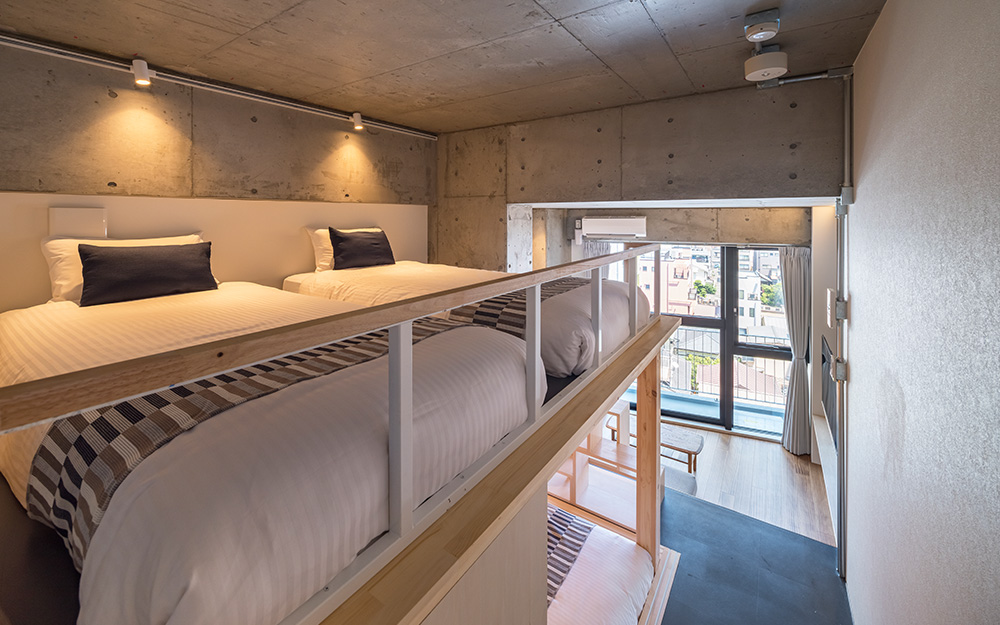 dots. tokyoのファミリースイートルームの上段ベッドスペース